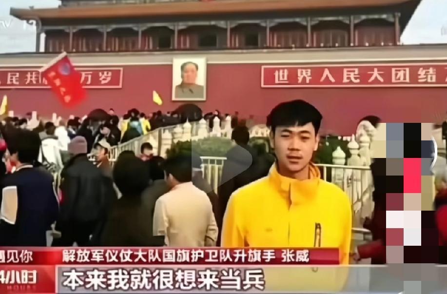 曾经在天安门前拍照的17岁少年，10年后终于实现了自己的梦想。1998年，