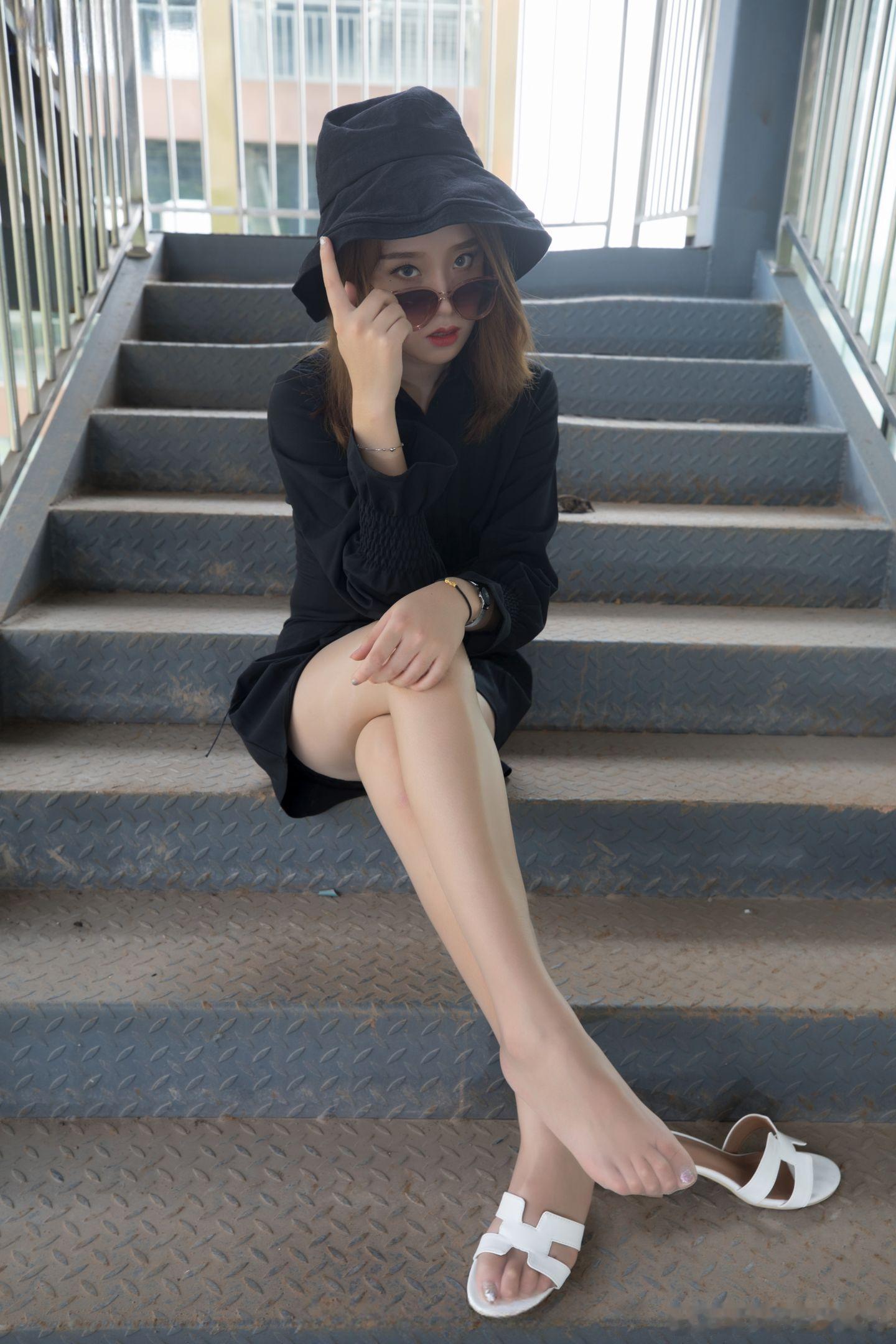 戴眼镜穿丝袜，眼镜格外的酷~