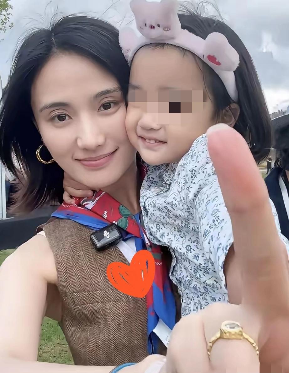 她、新活法。离婚不是退场，是换赛道。李亚鹏的名字，她没删，但也没再提。自己