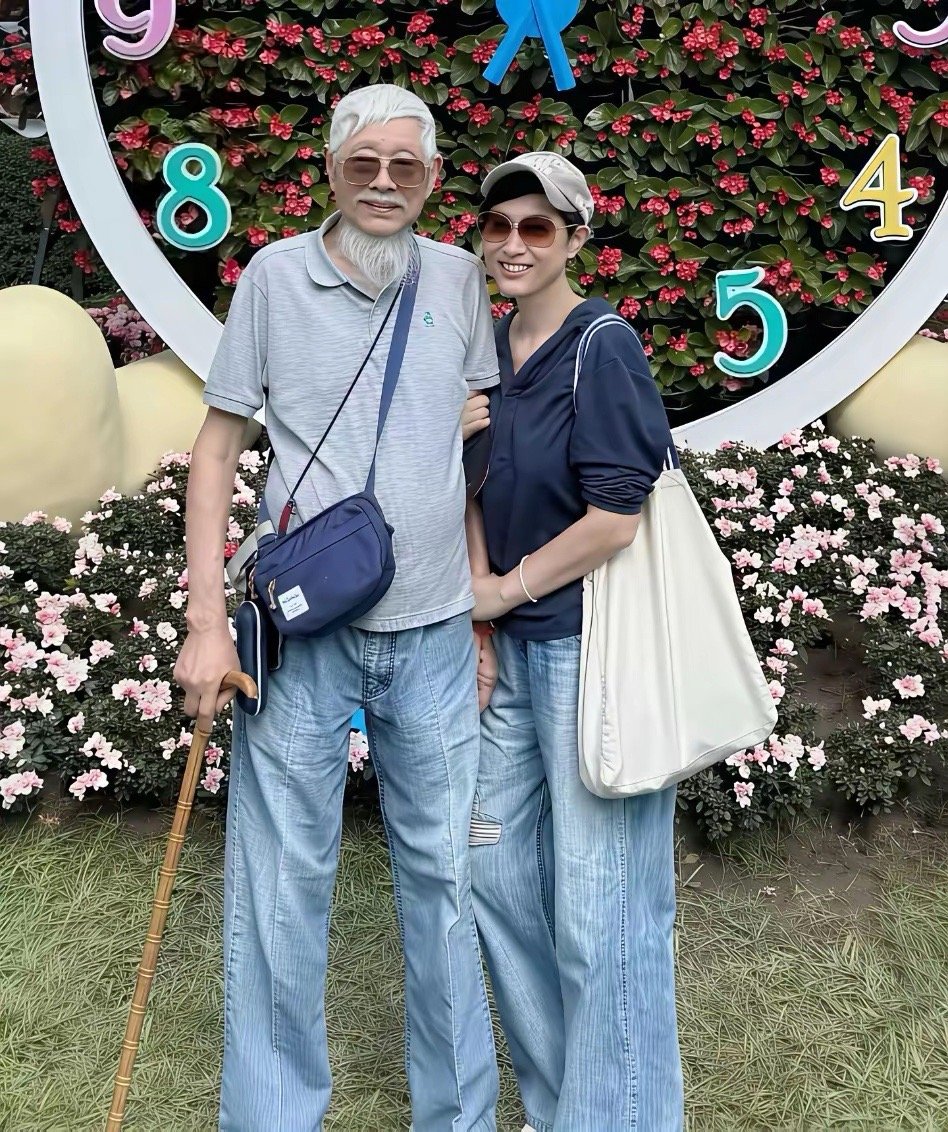 陈法蓉已然58岁，始终未婚未育，依旧是爸爸疼爱的乖女儿，这样的生活状态，看着也格