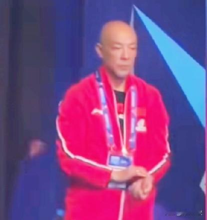扎心了！梁靖崑3:2逆转张本智和的那一刻，肖战立马给自己把脉，估计老头子被这群家