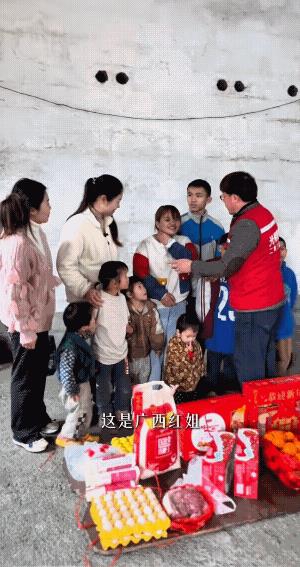 贵州女子远嫁广西大山深处，在生了8个孩子以后，两年前丈夫因意外去世。两年来女子