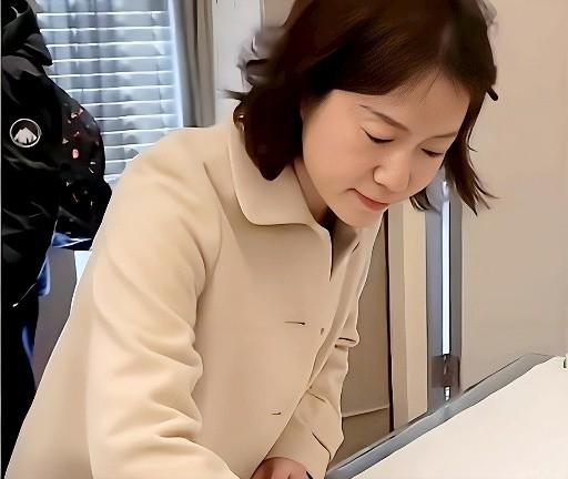 翁帆和刘诗昆妻子孙颖是同龄人，都出生于1976年，也都嫁给了老年人。3月份刘