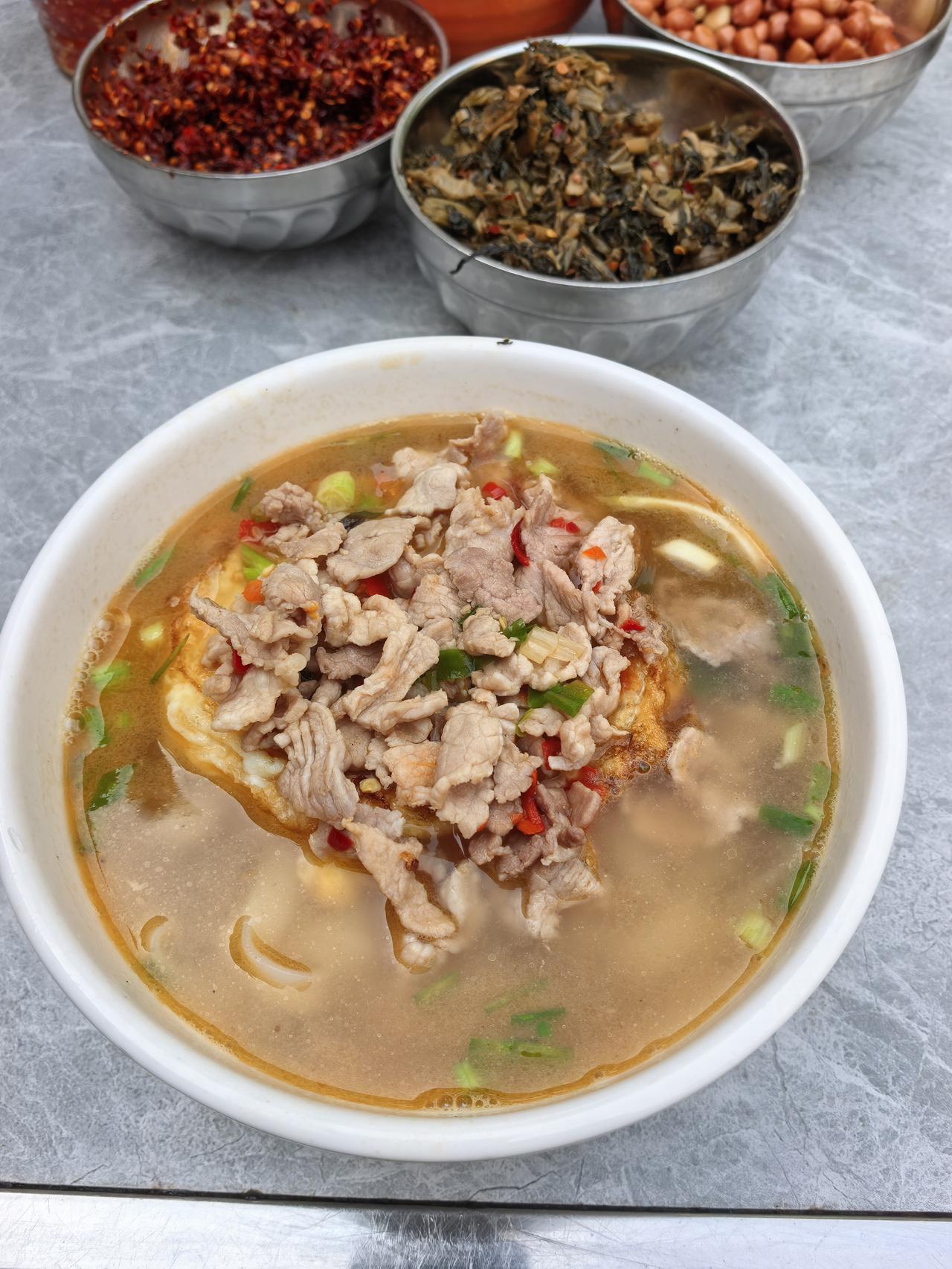 湘乡米粉VS绵绵米粉昨晚住湘乡市，今天早上，朋友带我去品尝当地的