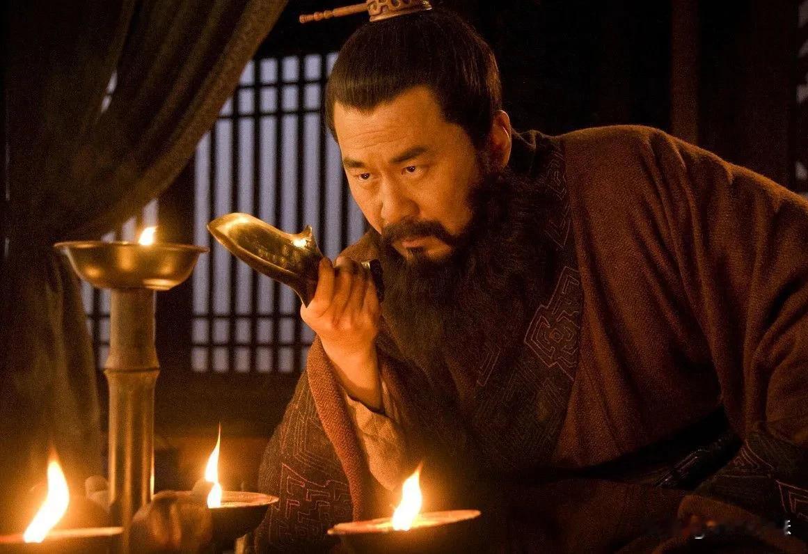 一天，曹操听人说司马懿有“狼顾之相”，为了检验真假，曹操故意让司马懿走在前面，