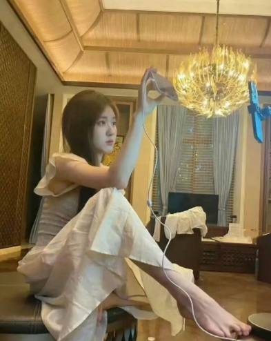 先不看赵露思的豪宅，看她脚趾能这样分开还真不是一般人啊！​​​​