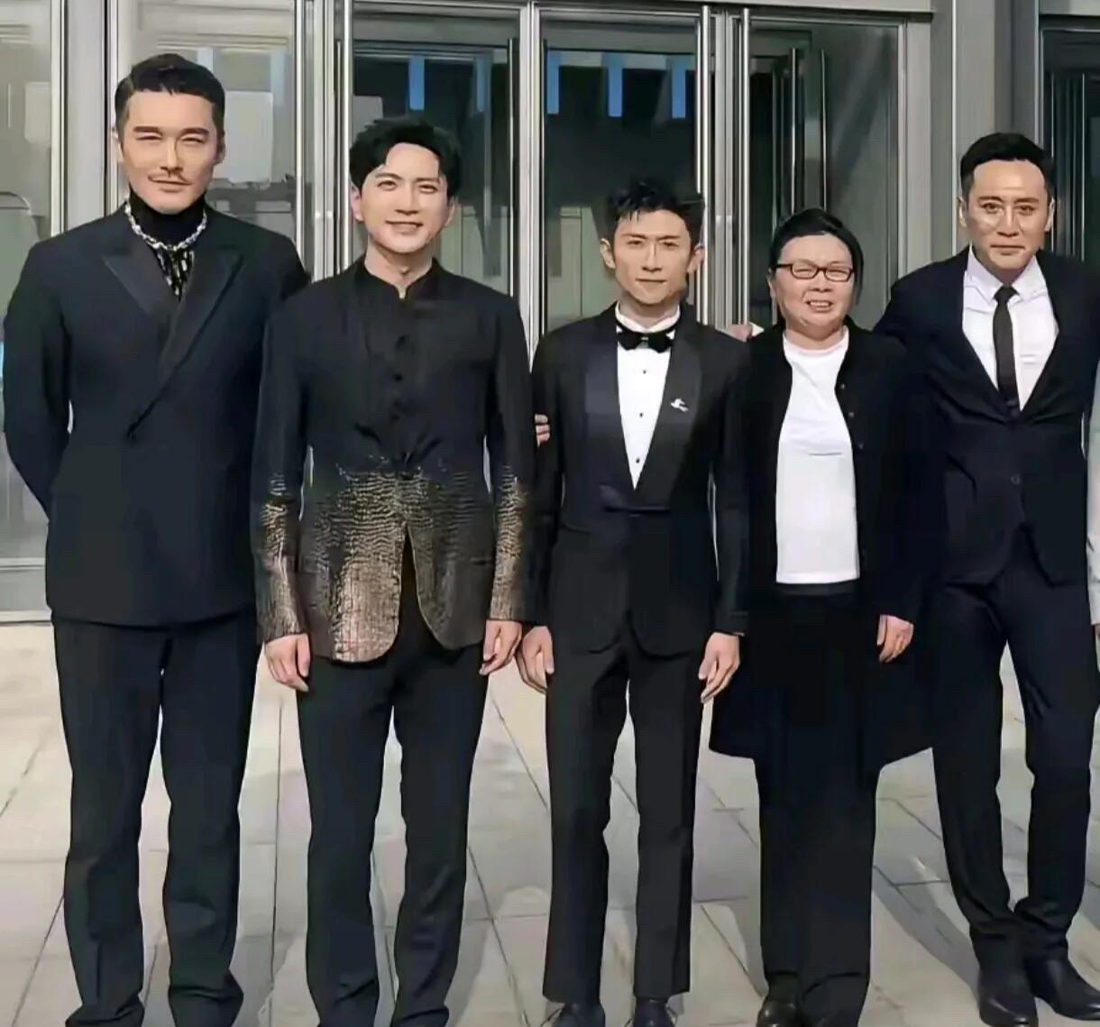 张一山颜值在男演员中不算帅，也不难看，演技又好，但就在身高上吃了大亏，站在胡兵和