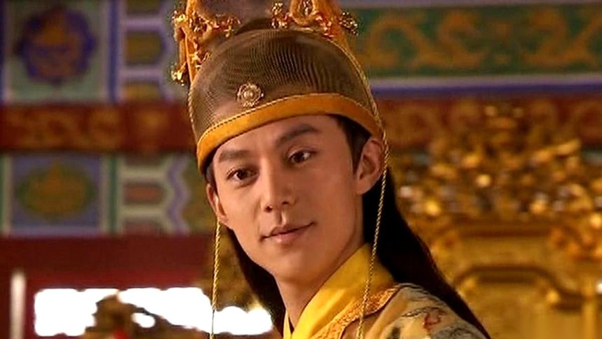 老爹刚咽气，尸骨未寒。太监就凑到14岁的新皇帝耳朵边，不是安慰，而是道喜：“