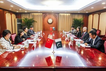 塔利班让中国很失望，立国5年了还没有得不到中国承认，全都是他们自找的！ 8月
