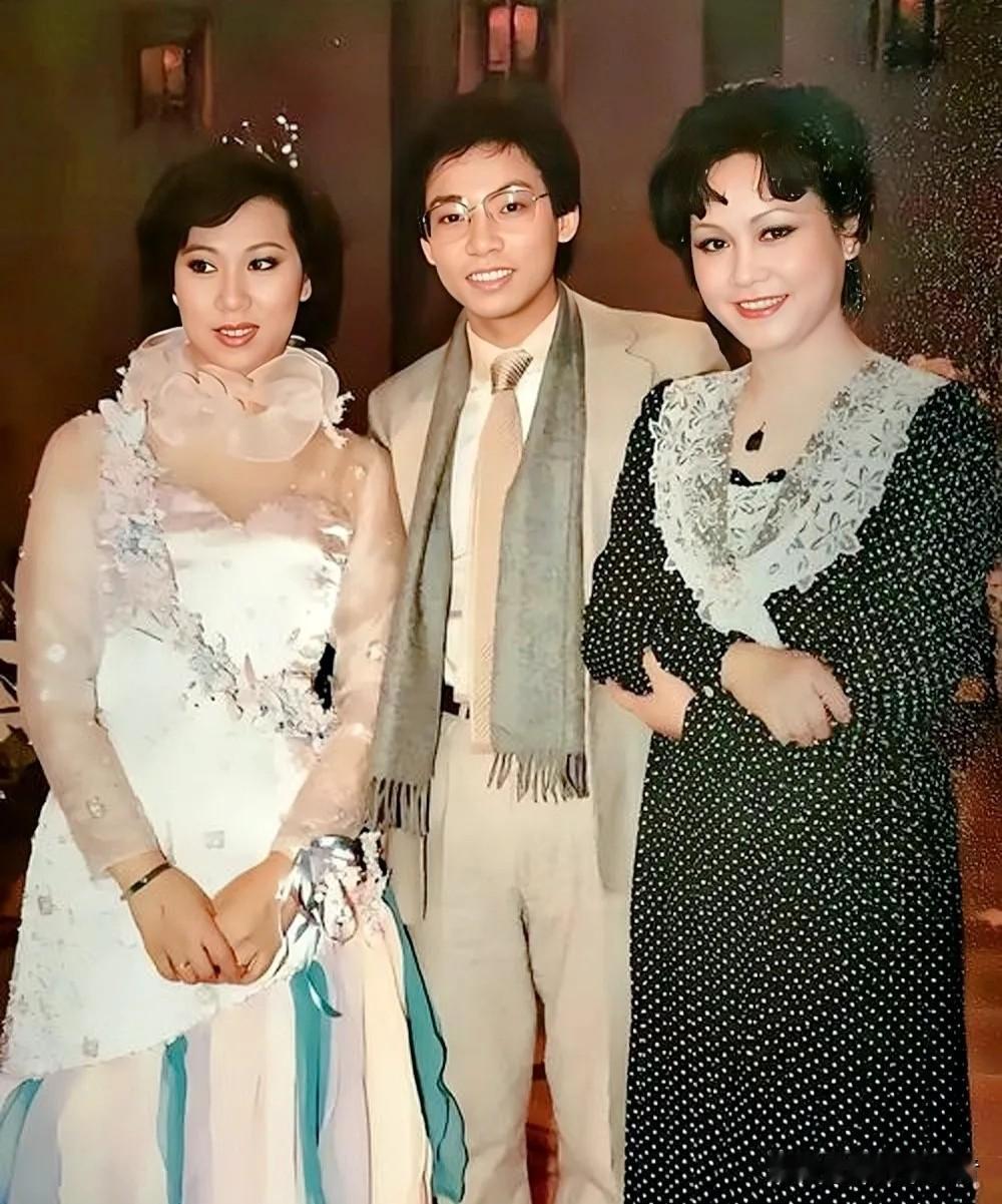 这是1984年拍摄于央视春晚后台的一张留影。照片里，左边是来自香港的民乐歌手奚