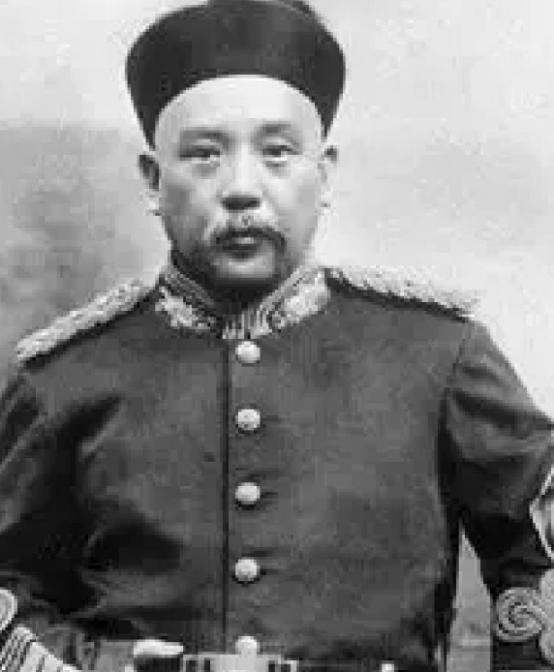 临死前袁世凯把儿子叫到床前：“你不要送葬，开枪打死穿红衣服的人。”几天后，他又把