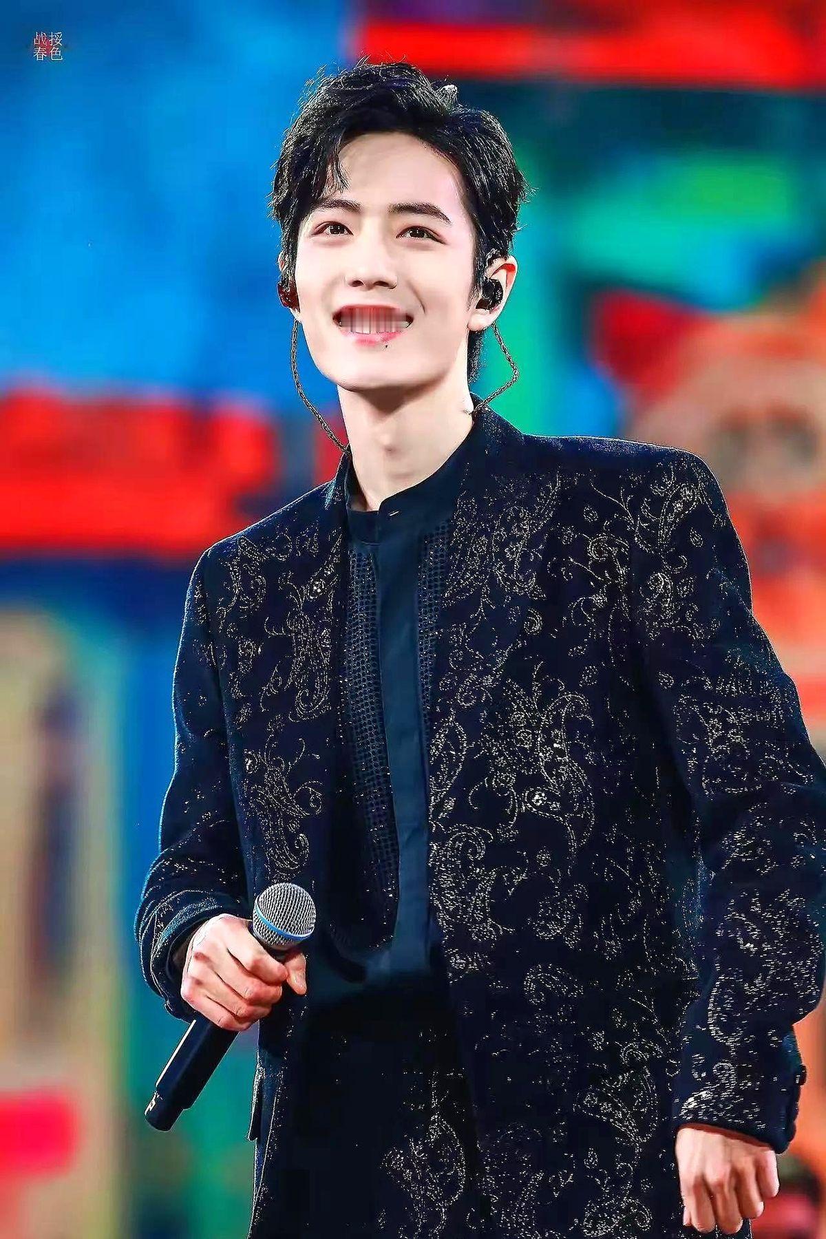 好家伙，不说我都不知道，肖战这次是真藏不住了！新剧《得闲谨制》刚开机，粉丝圈