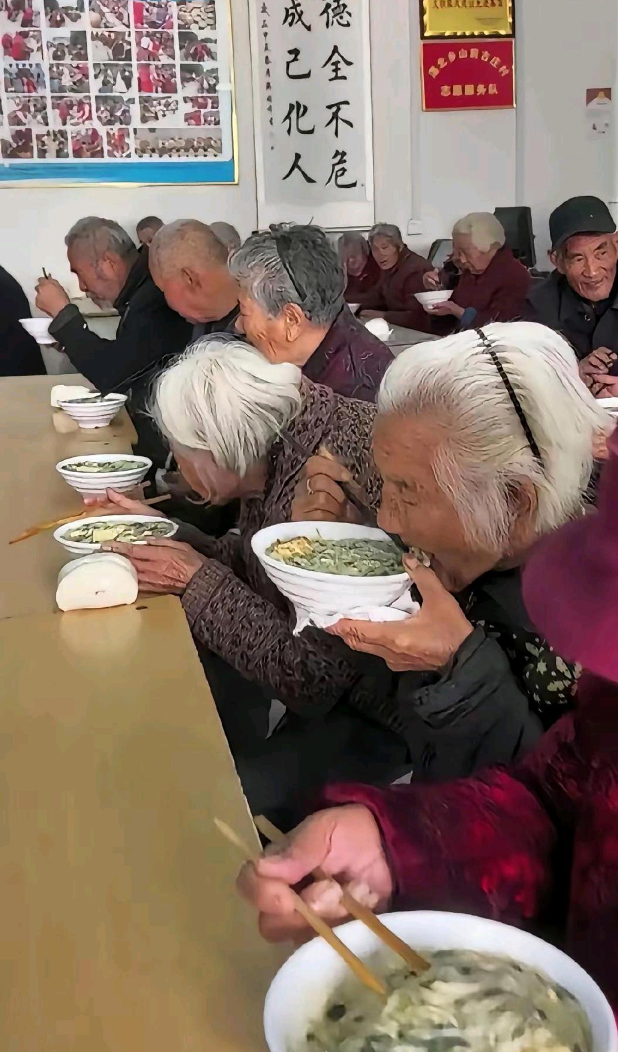 这一幕，不得不说，看着很心酸啊，说好的养儿防老呢？