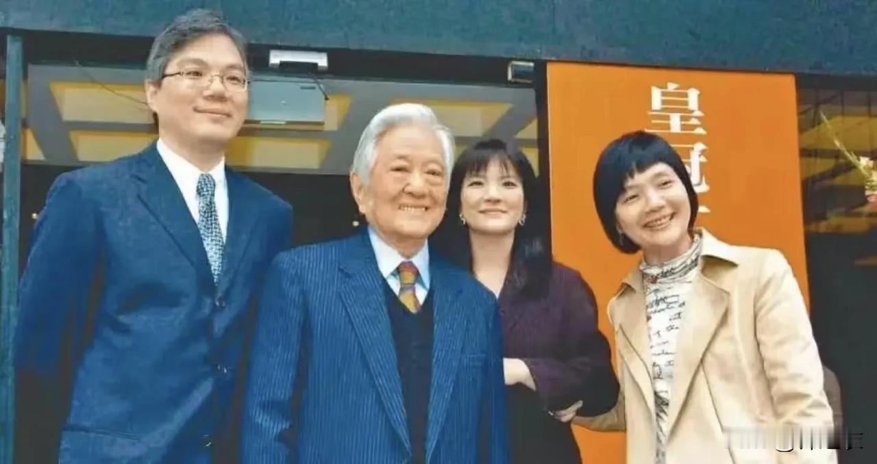 去看看历史，琼瑶开始是不出名，但自从投稿皇冠后，慢慢开始出名，她也同时投稿别的出