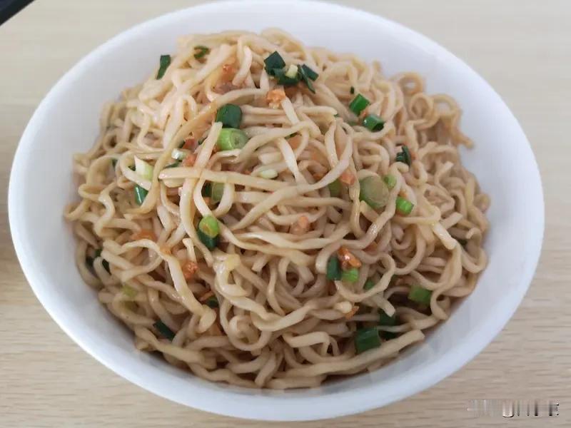 早上晨练完，顺路在菜市场挑了块新鲜猪肉，回家三下两下做了碗客家腌面，再配一碗刚出