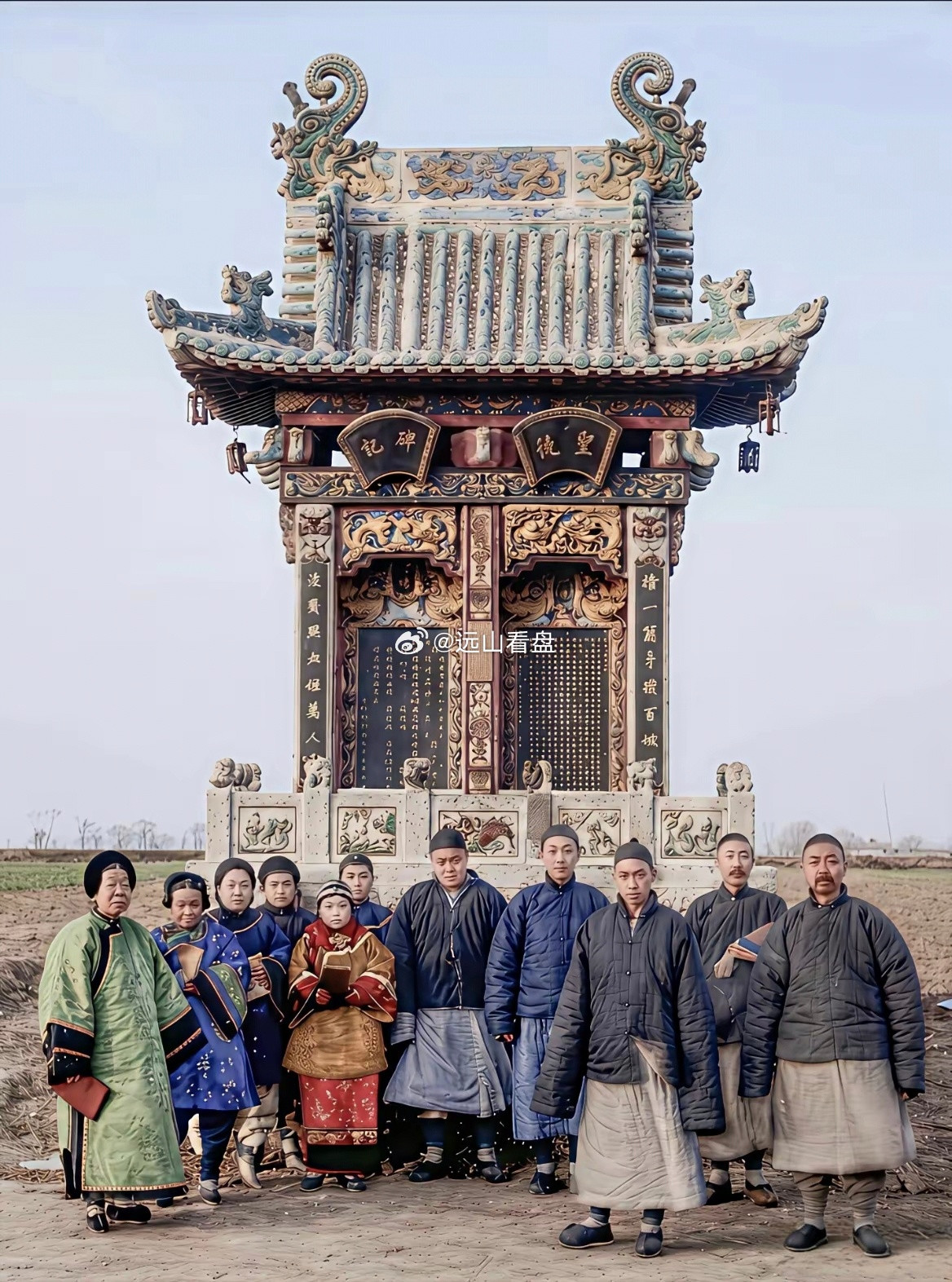 百年前的一个家族合影～～​​​