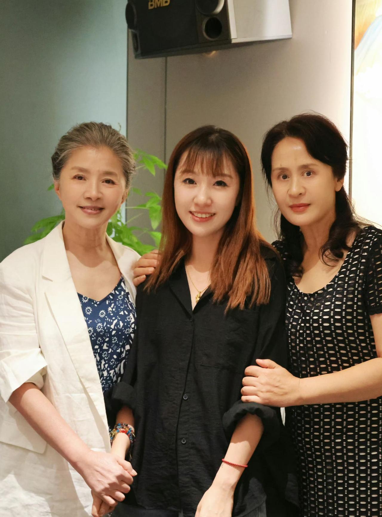 迟蓬真的有66岁吗？看起来像46岁，这身材快赶上杨幂了，这穿着短裤、踩着运动鞋的
