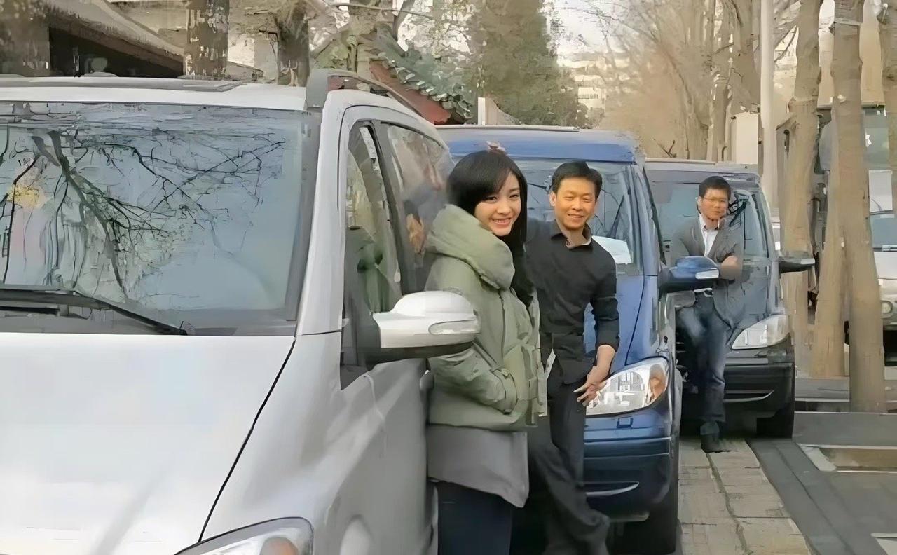 今儿翻到杨幂、张译、李晨刚出道时候的照片！瞧瞧，那时候的他们多单纯呐，脸上没有一