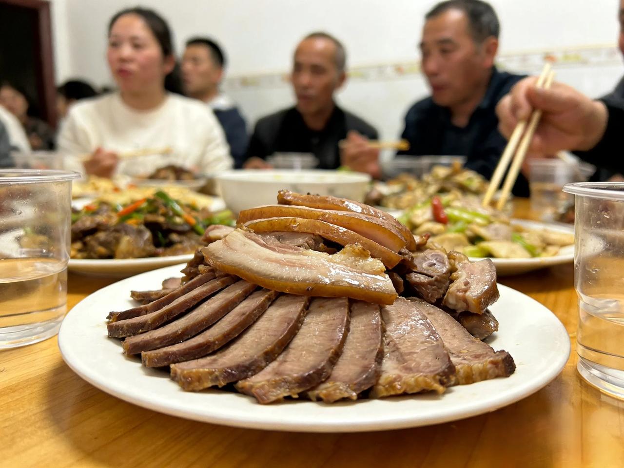 爱吃猪头肉的朋友，别再贪嘴了很多人都抵挡不住猪头肉的诱惑，筋道入味，配酒下饭