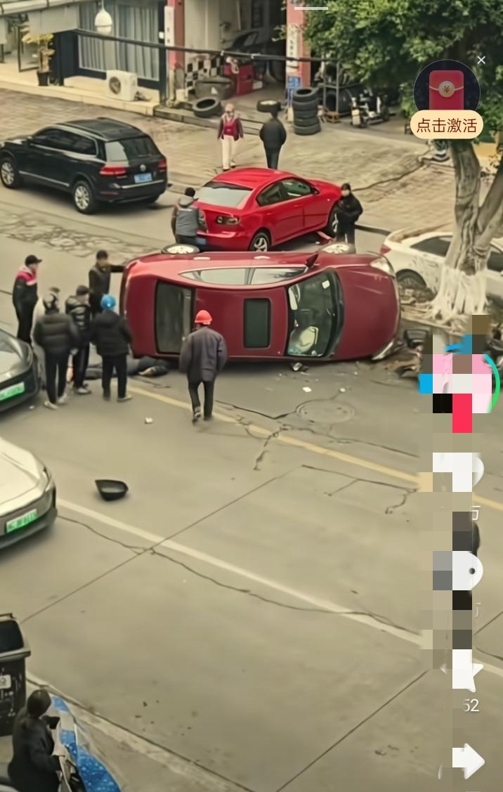 抬车救人被骂“多管闲事”？这届网友的三观，我看不懂了🤬刚刷到这个视频，