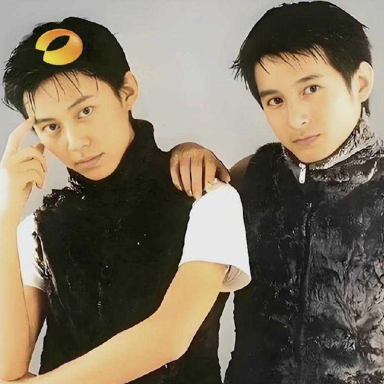 何炅和李维嘉30年前的照片，怎么看像小虎队？太惊艳了，当时也是小鲜肉一枚。