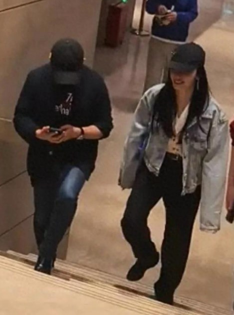 45岁姚晨素颜现身和老公曹郁超有夫妻相
