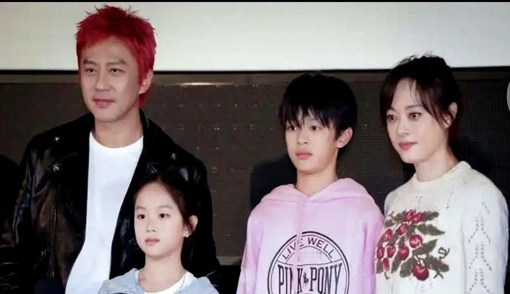 以前那个上蹿下跳的邓超不见了。现在镜头里的他，头发有点乱，眼角有纹。坐在他旁