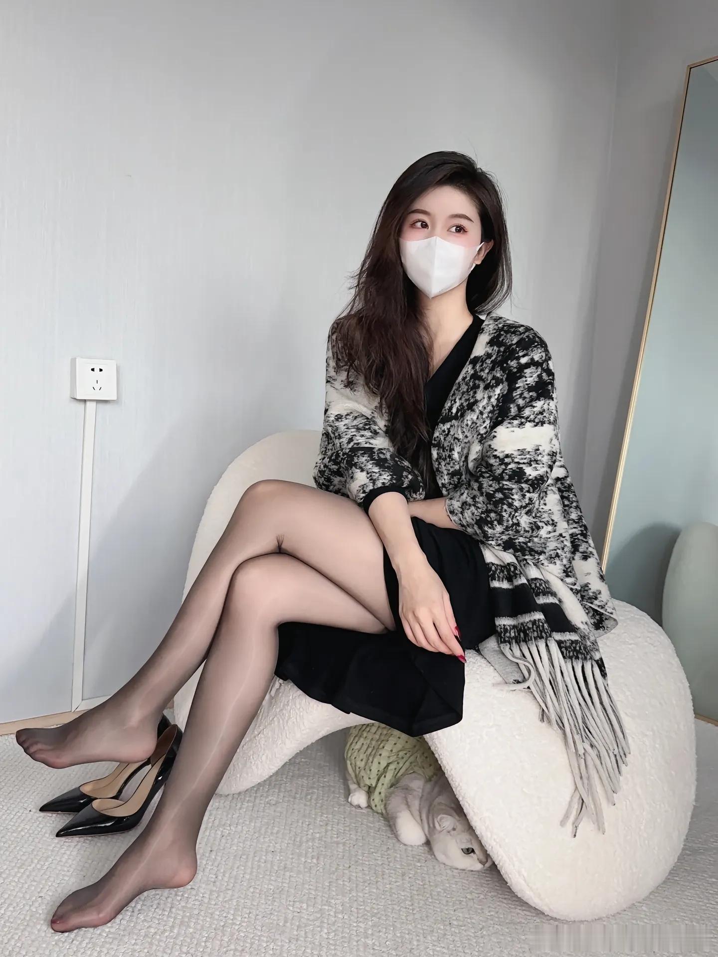 侧空高跟鞋的优雅与黑色丝袜的性感~