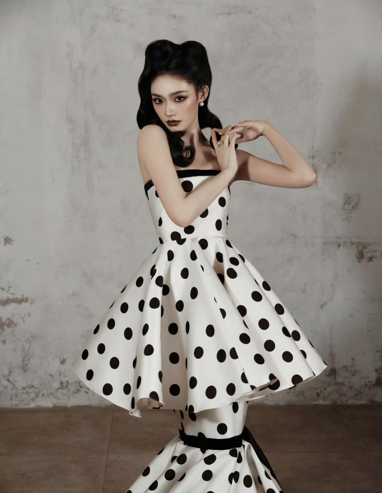 林允你说你什么时候摔倒不好，要在尖叫之夜走红毯的时候摔倒，这下好了，全网都在