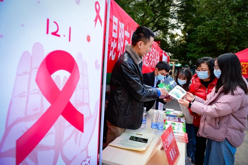 感染艾滋病后，不同阶段症状不同。早期也就是急性期，通常在初次感染HIV后的1-