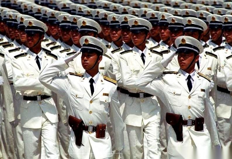 一天，就一天。能把一个国家上百年，几代人勒紧裤腰带攒下的家底，全都扔进海里喂鱼