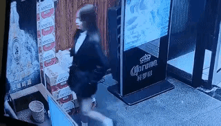 美女的行为很吸睛呀😄