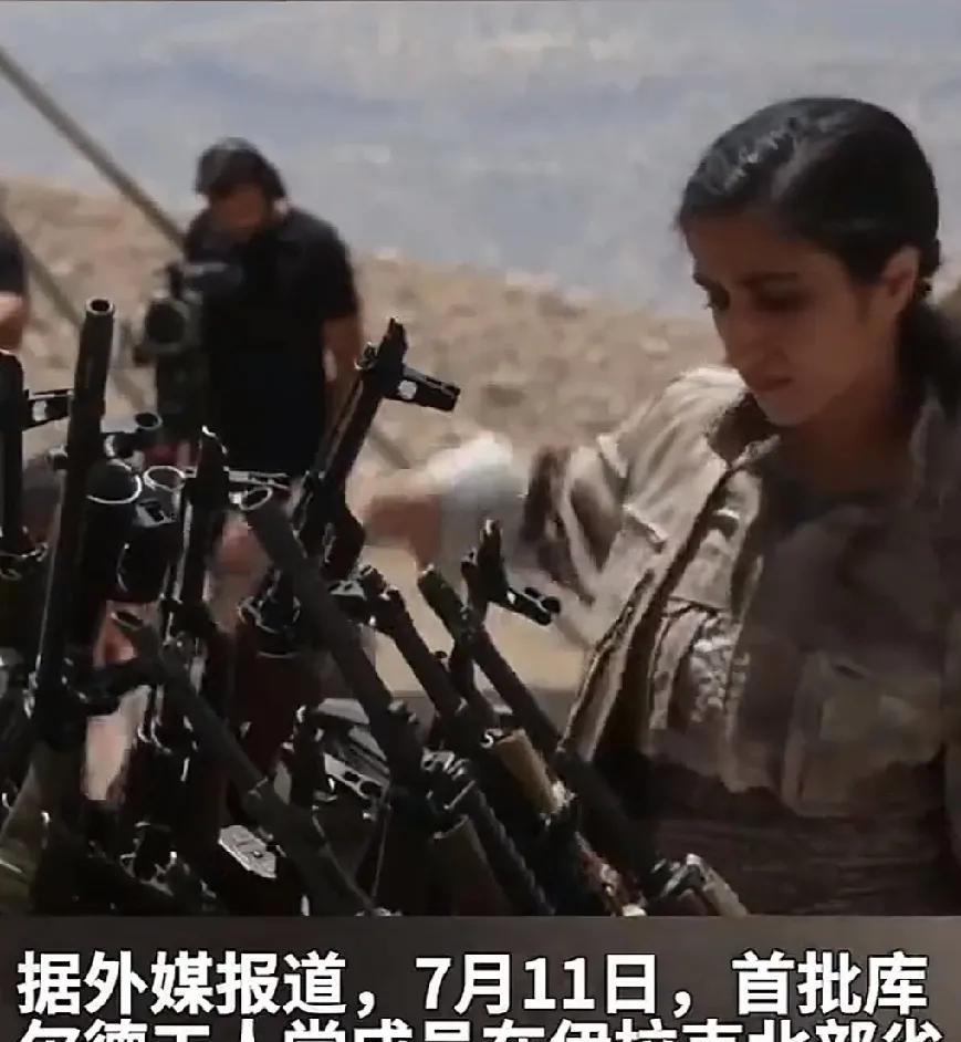 7月11日，在伊拉克北部库尔德自治区苏莱曼尼亚市举行了交枪仪式，首批数十名库尔德
