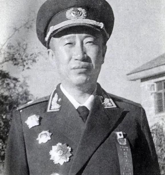 1955年，授勋礼过后，彭德怀怒气冲冲地闯入毛主席办公室，一进门，就激动地说道：