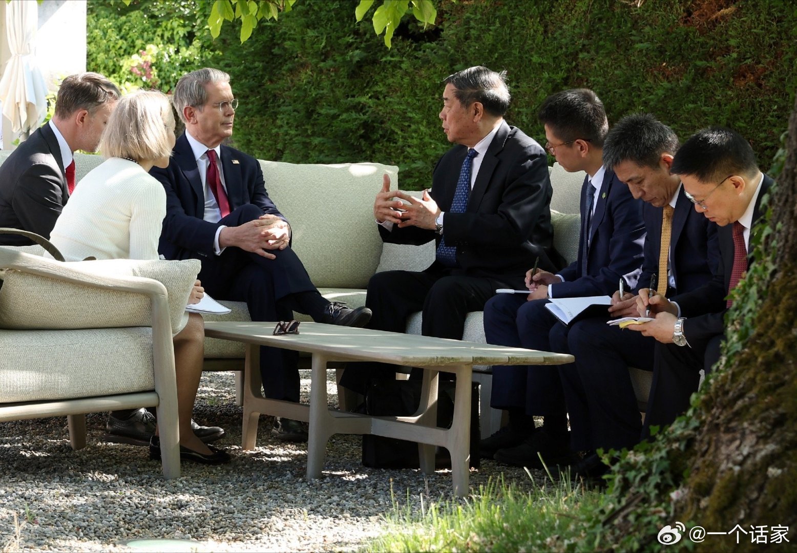 美国的摄影师抓拍也是一流啊，这个画面搞得像是中方向贝森特汇报工作一样​​​