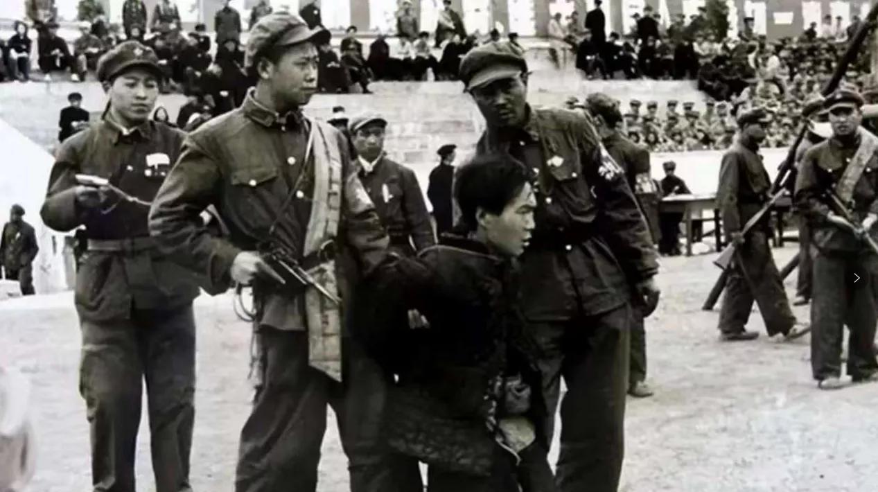 1944年冬天，河北康保县满德堂村，一群荷枪实弹的匪徒半夜闯进村子，他们砸门、吆