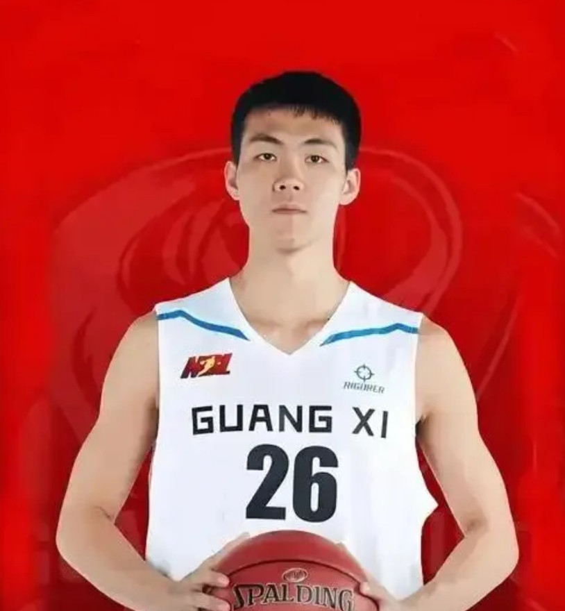 庞峥麟找到好朋友！今天中午12点半左右，徐杰与王洪泽、陈家政率先抵达诸暨，胡明