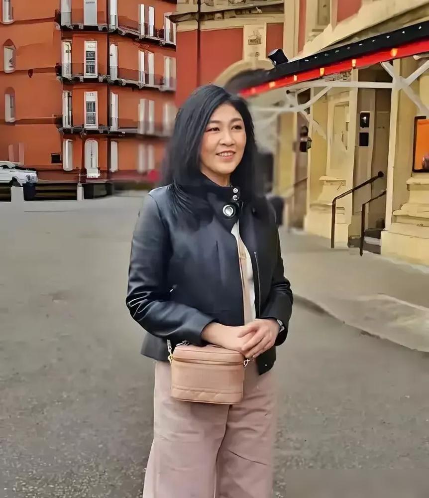 刚被判赔100亿泰铢，人却在伦敦逛街。泰国前总理英拉的逃亡，可能跟你想的不太一样
