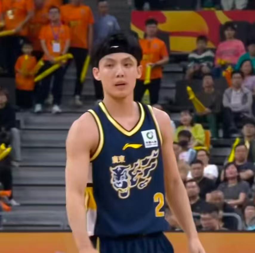 广东男篮89-80力克青岛豪取四连胜！论功行赏，看看大家的表现吧：1，杜峰——