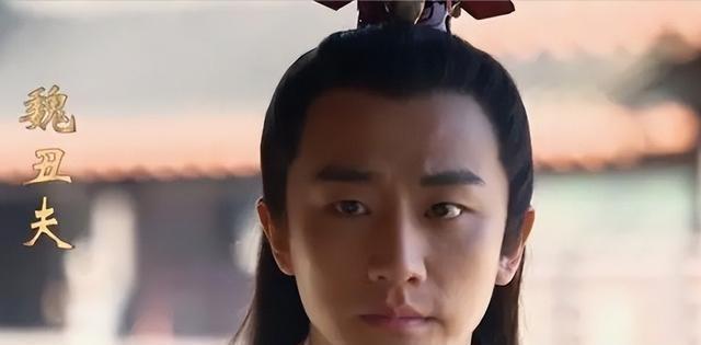 公元前265年的咸阳宫，烛火在青铜灯台上跳着，把宣太后的影子拉得老长。她躺在床