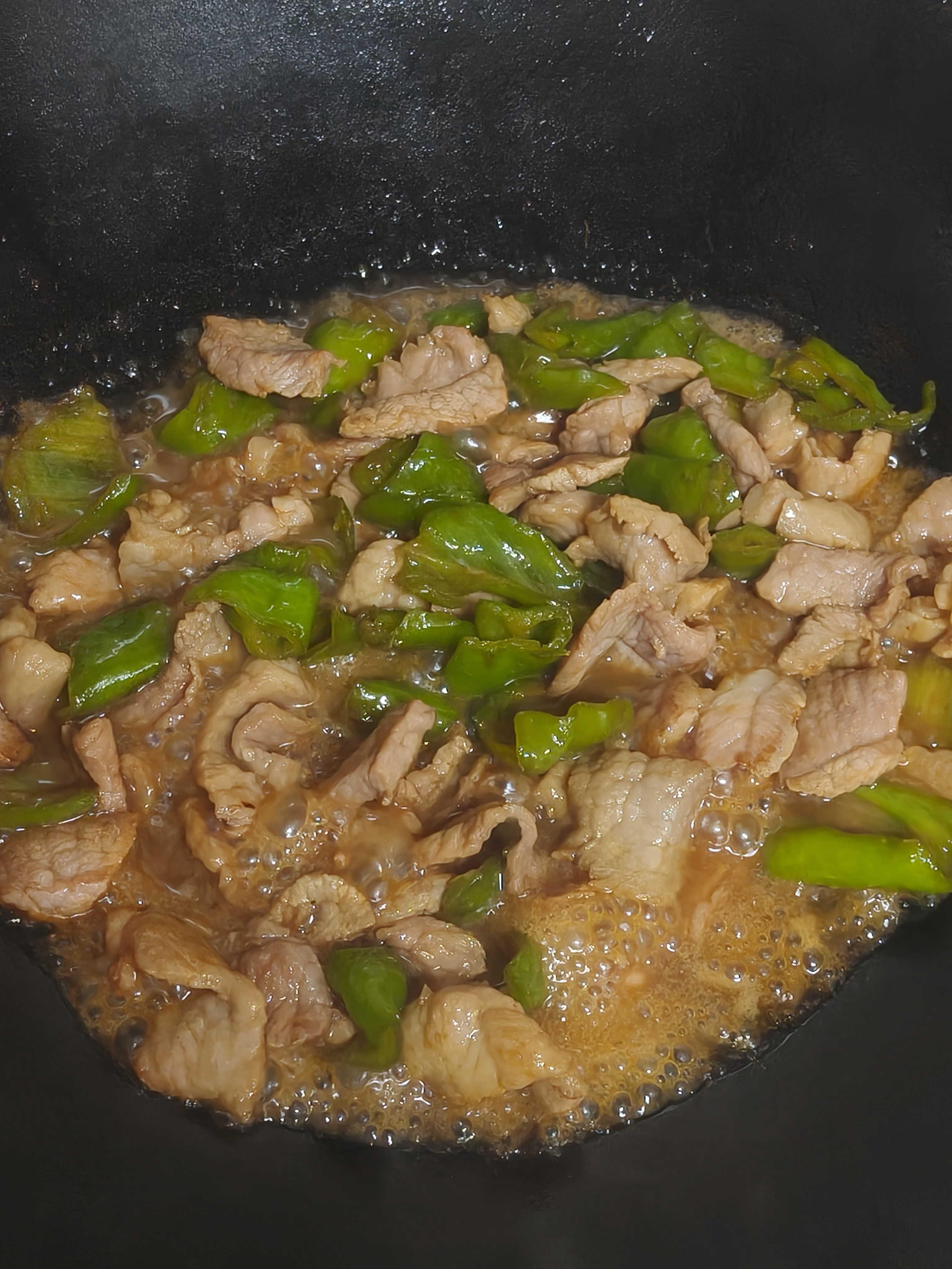 今天做的辣椒炒肉，这个肉是提前腌过的，第一口下去会很香，巨香，吃饭啦！美食美食辣