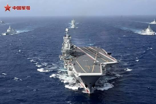 “辽宁舰”航母战斗群和075型两栖攻击舰舰队同时现身“夹击”施压日本！日媒今天炒