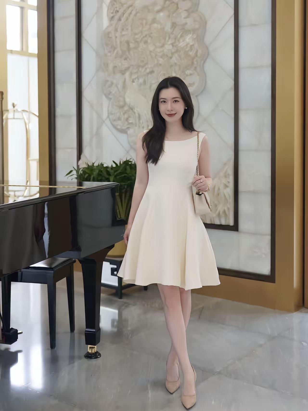 优雅钢琴旁，浅米色连衣裙，温柔气质，尽显女性魅力。