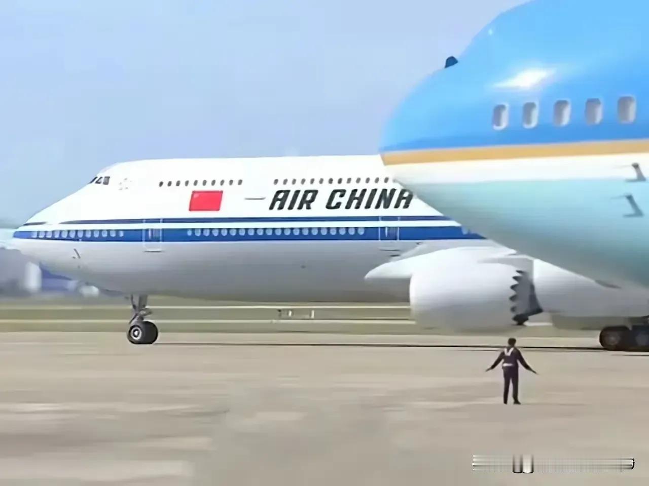 看看中美两国的专机同框了​​​有网友评论说：1，没有可比性，我们是民航客