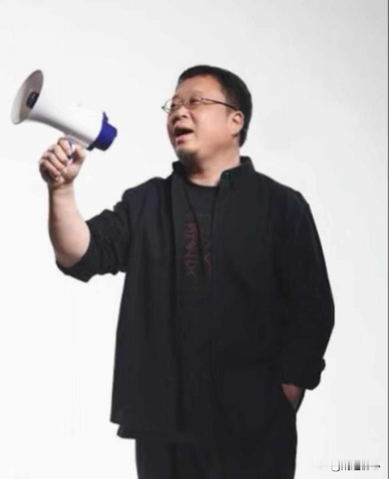 粉丝：老罗听说你要搞电视机啦？老罗：没错，就给他们半年时间！粉丝：现在的电视