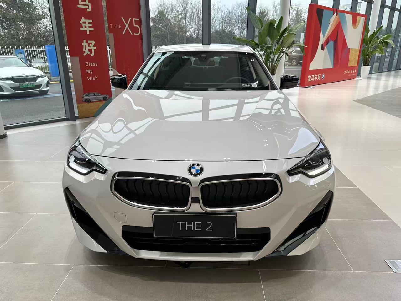 来看3系的，然后旁边放了一辆新到的进口宝马2系，这车属实第一次见，来都来了，顺便