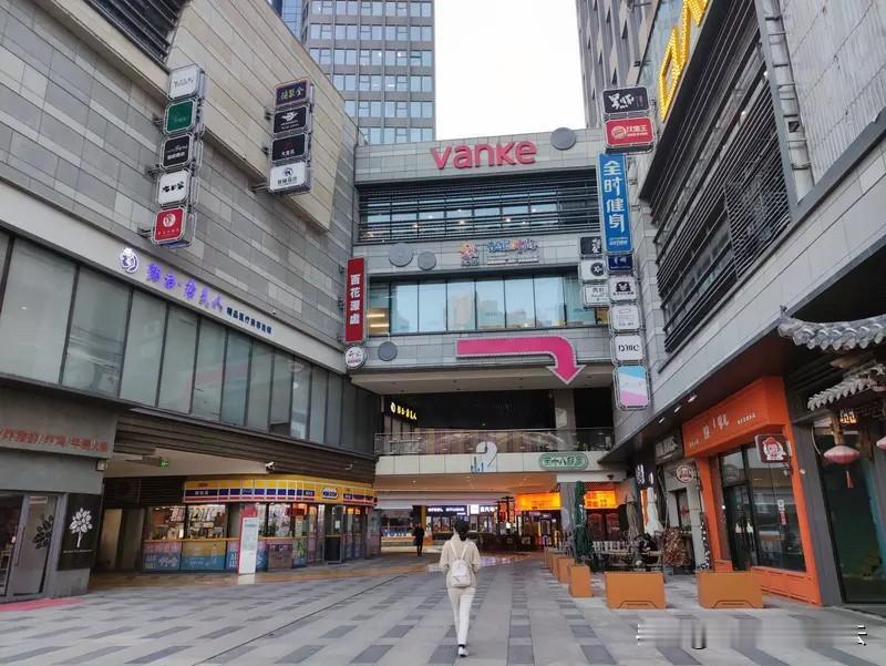 最近不是说什么反向的对比，那就是反向的内卷嘛？那我觉得在这个经济下行的环境之