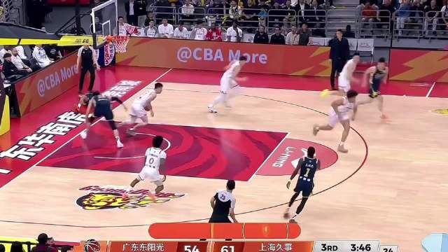 广东男篮vs上海男篮：萨姆纳回防拉伤大腿，伤情或影响比赛走势