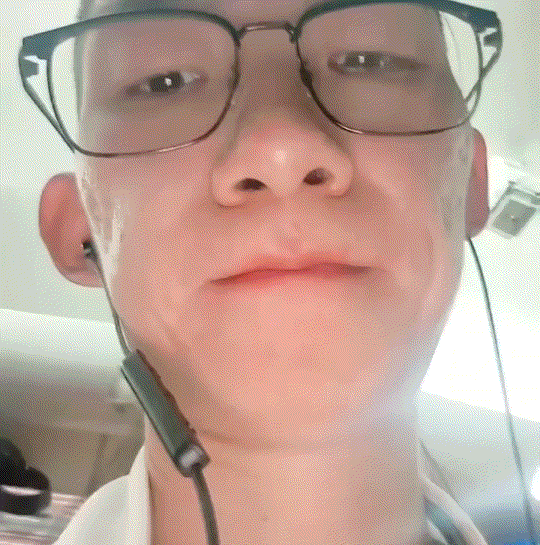 反转得太温馨了！一男子乘坐列车时，遇到一小孩在列车内哭闹不止，孩子那哇哇大哭的声