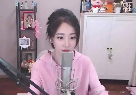 冯提莫直播间换装被封疑似“擦边”触发平台审核机制据媒体报道，近日，4000万粉